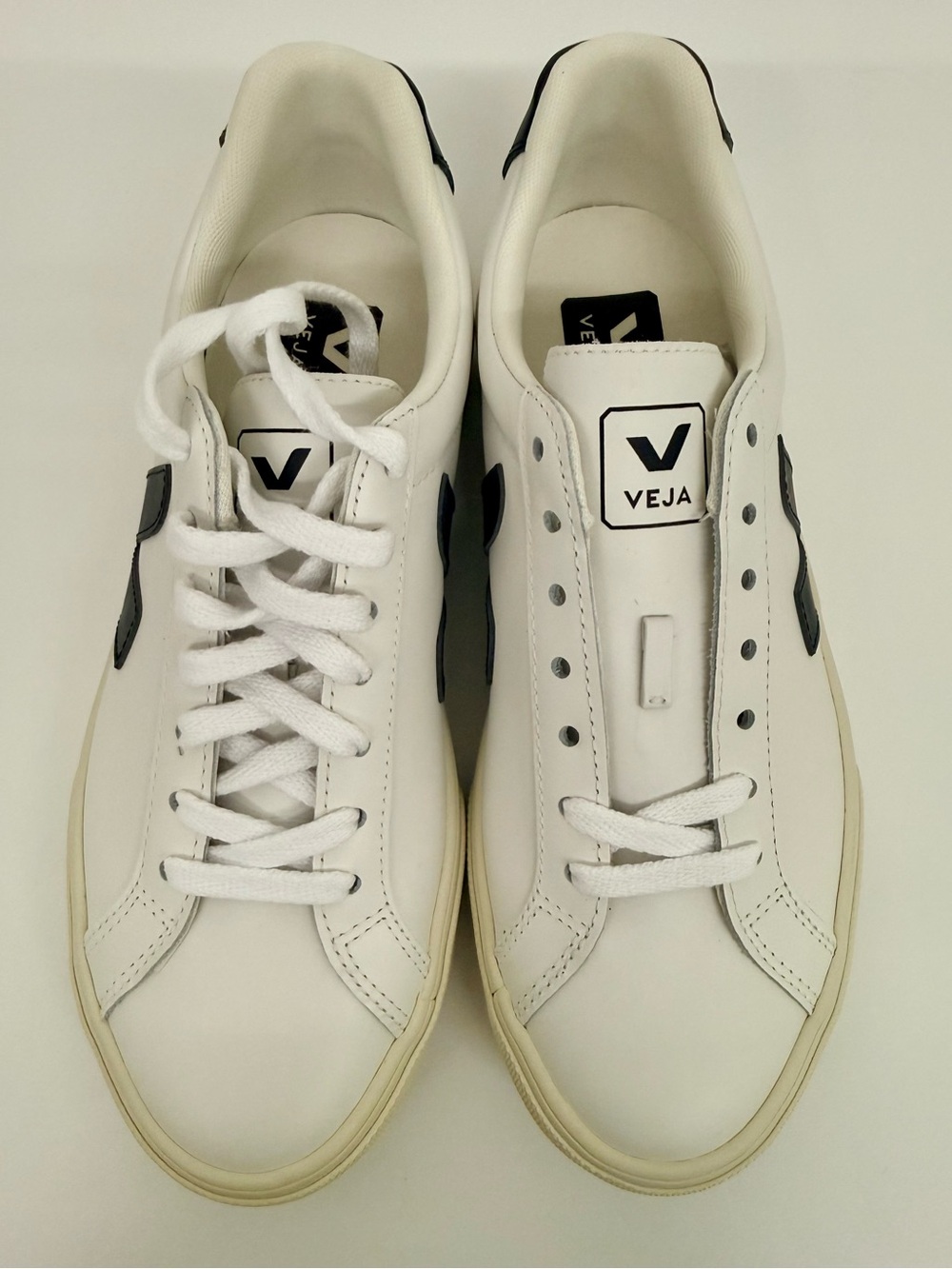 *NEW* VEJA White Leather Sneakers with Black Accent - Size 7 - Picture 3 of 11